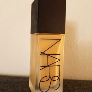 NARS ALL DAY WEIGHTLESS FOUNDATION MED 3 STROMBOLI